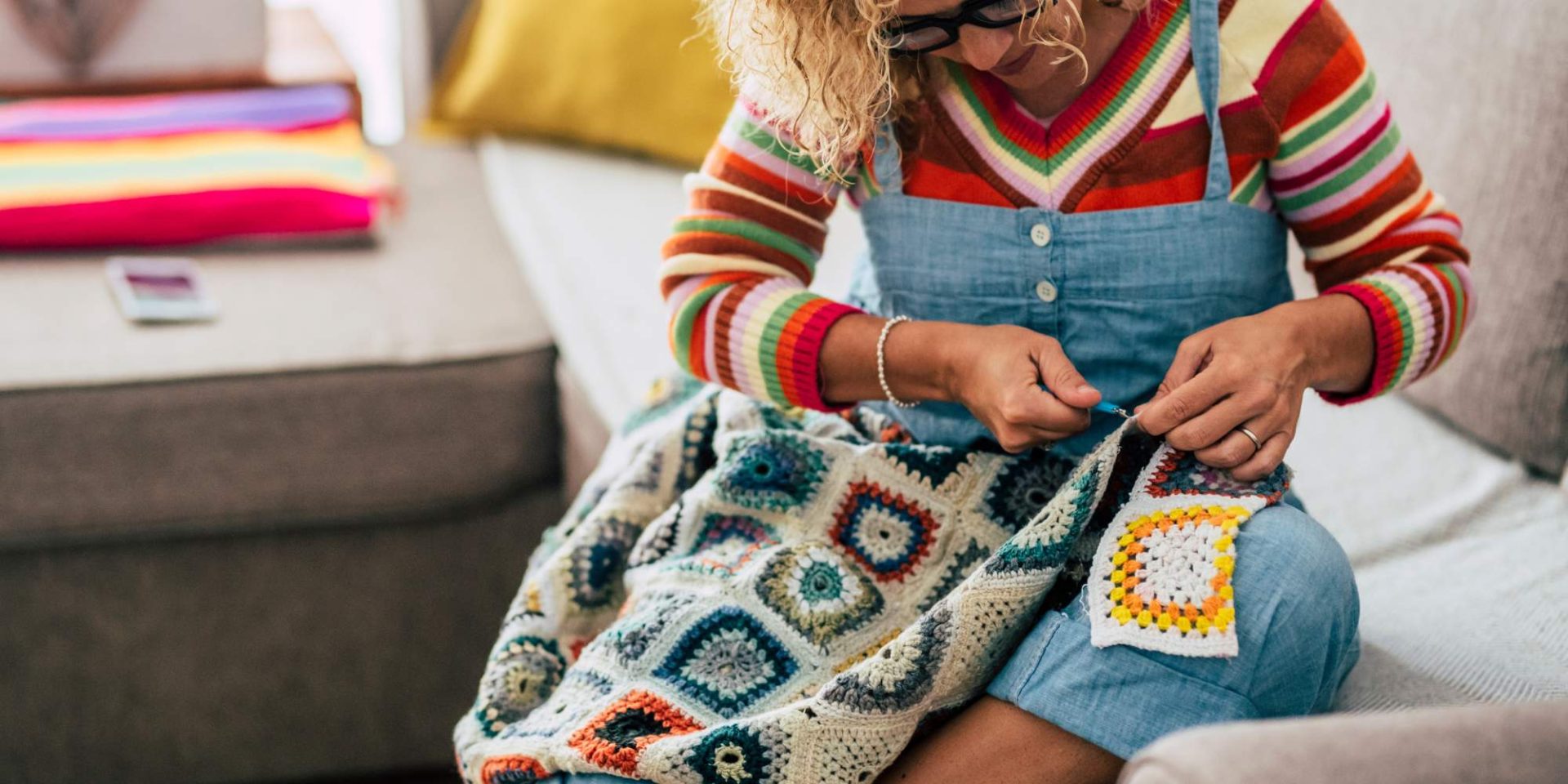 woman crocheting the handbag