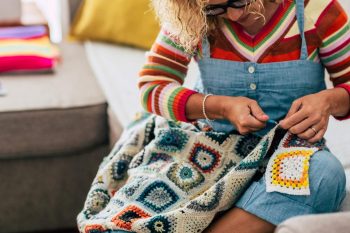 woman crocheting the handbag