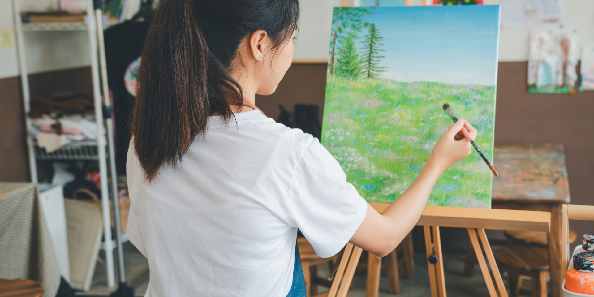 young woman drawing the picture
