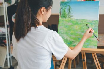 young woman drawing the picture