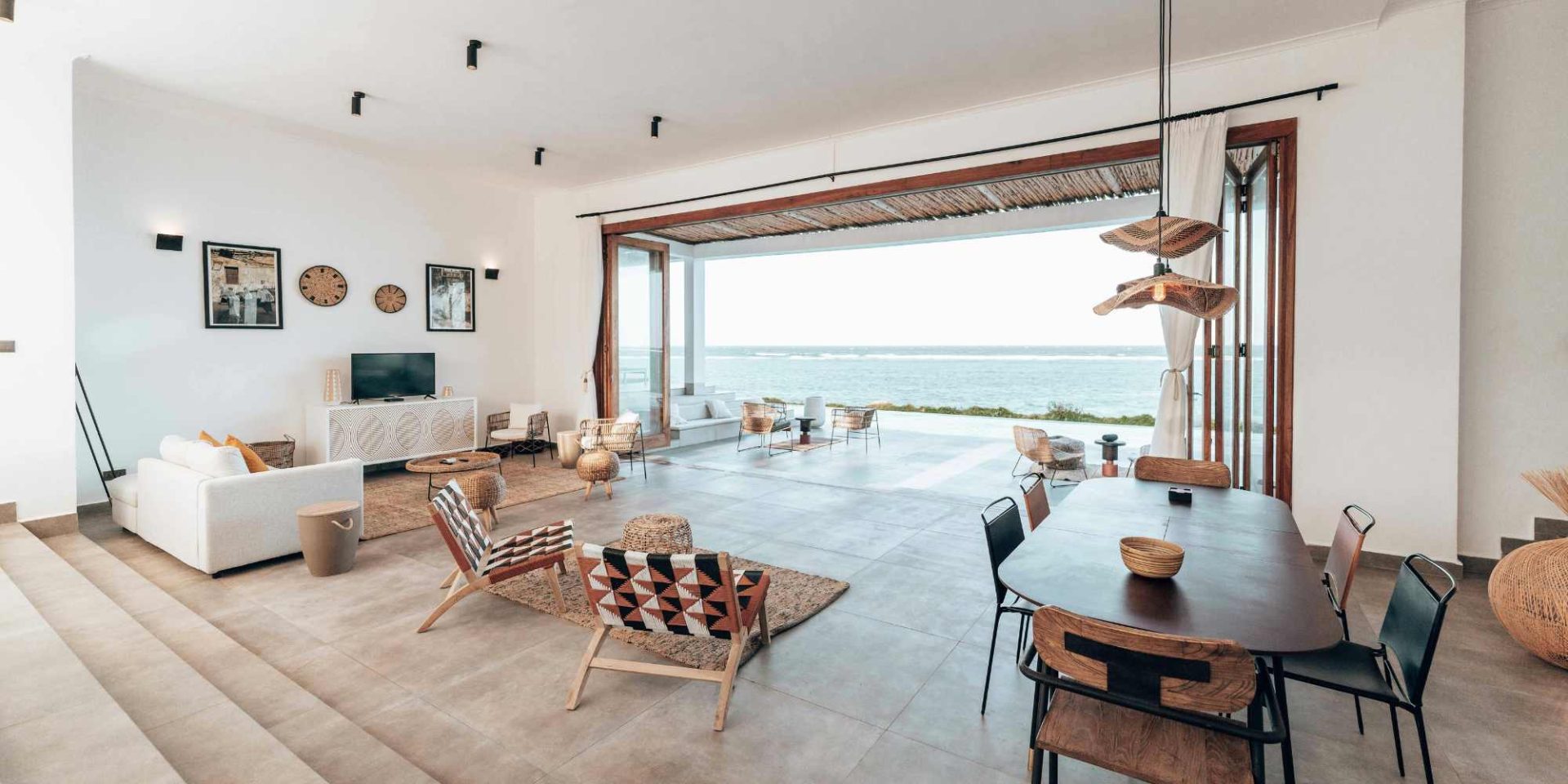 Beaifully designed room facing the ocean