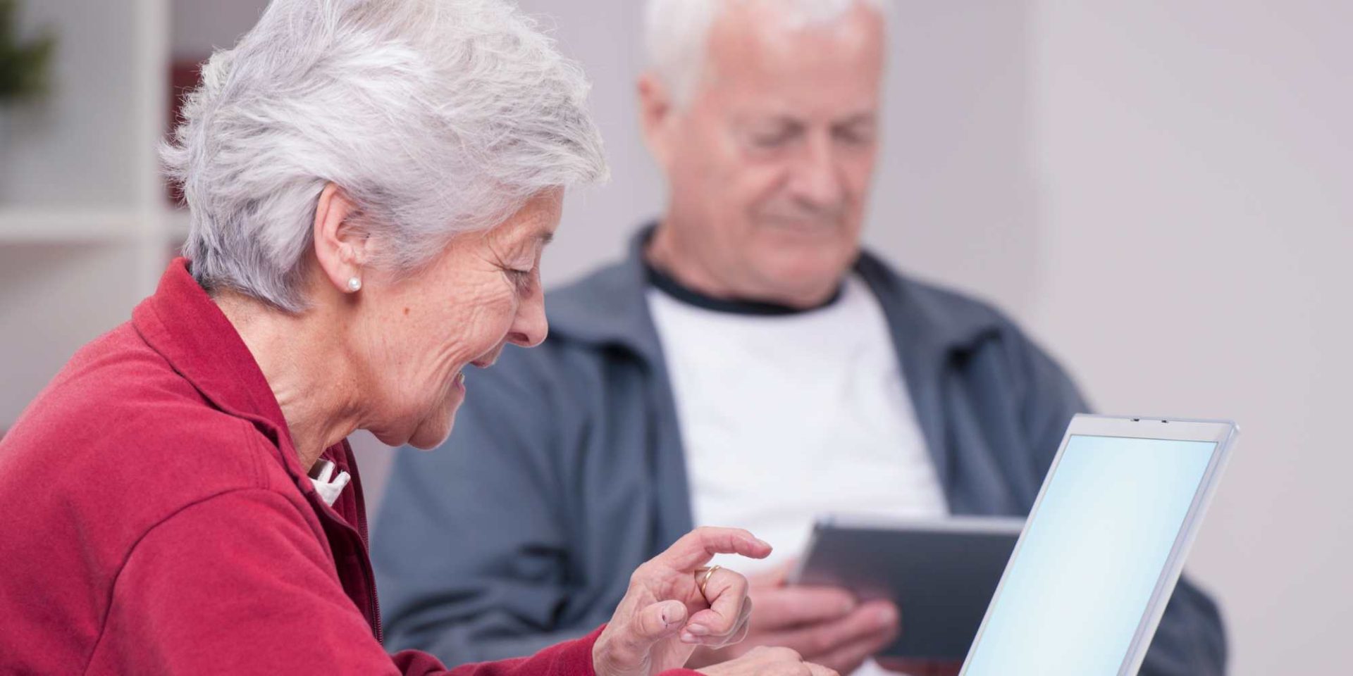senior man and woman using laptopn